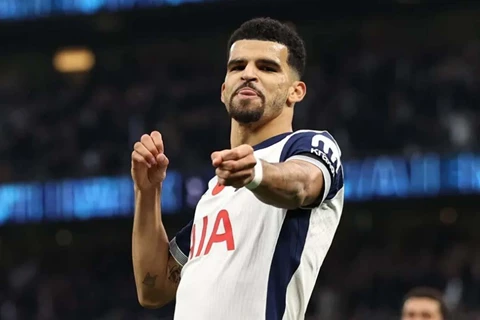 ضربة قوية لتوتنهام.. سولانكي يخضع لعملية جراحية بسبب الإصابة